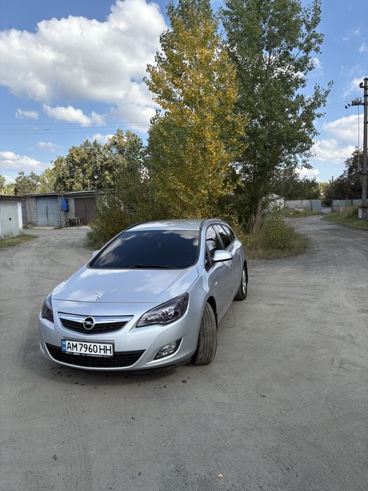Опель астра J 2012 року