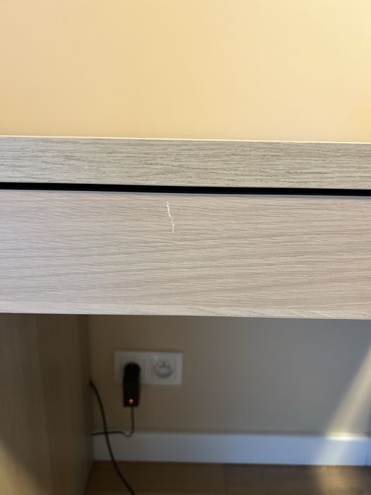 Biurko Micke Ikea - dąb bejcowany na biało