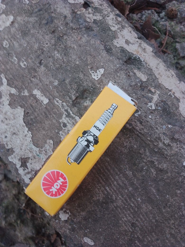 Свеча зажигания NGK CR4HSB