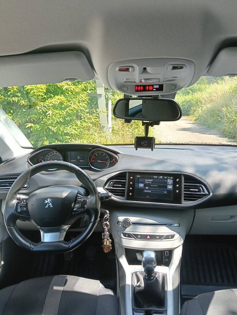 Peugeot 308 Allure 

Rocznik :2014 
Bezwypadkowy
Przebieg : 79550
OC w