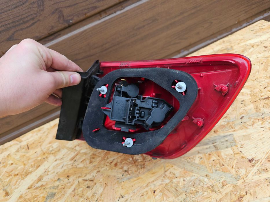 Seat Ibiza IV 6J 6P Lampa tylna lewa kombi narożna narożnikowa