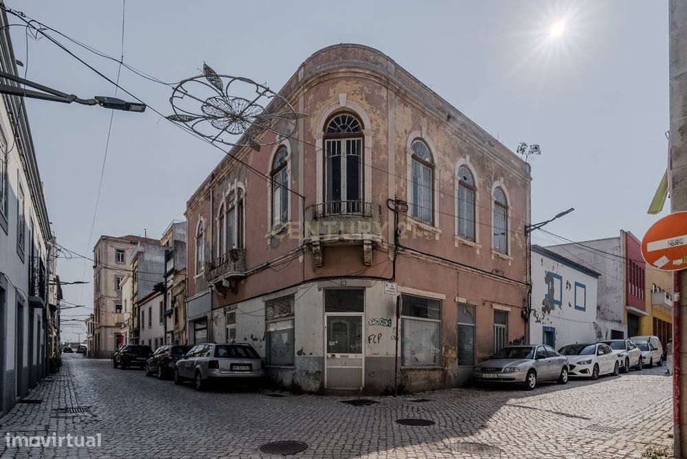 Prédio Para Recuperar, No Centro Histórico De Peniche