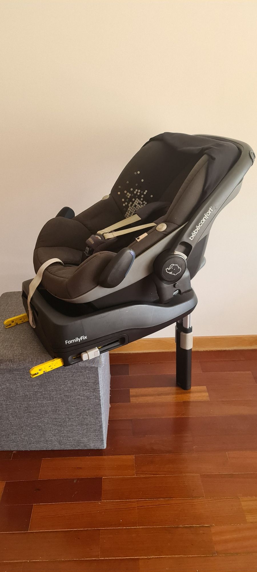 Ovo Bebé Confort com base isofix