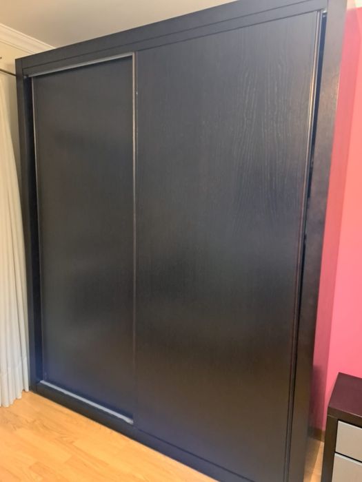 Roupeiro preto com portas de correr