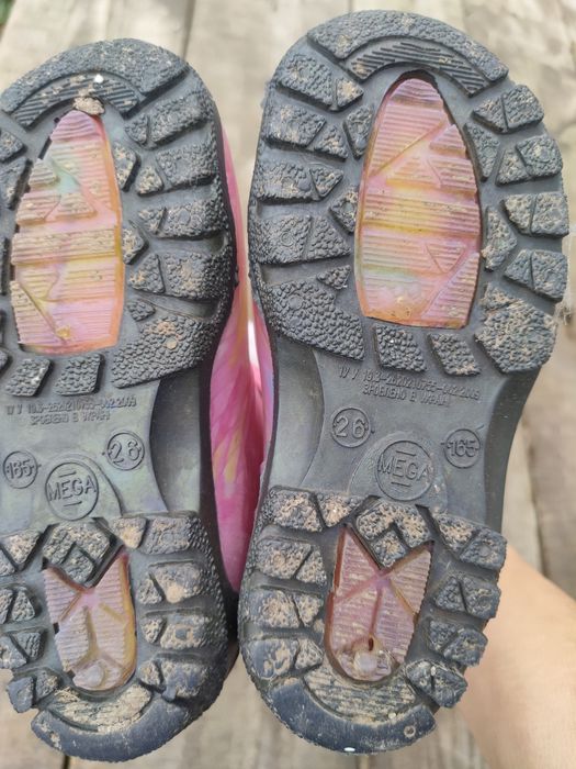 Сапожки резиновые на девочку размер 26.