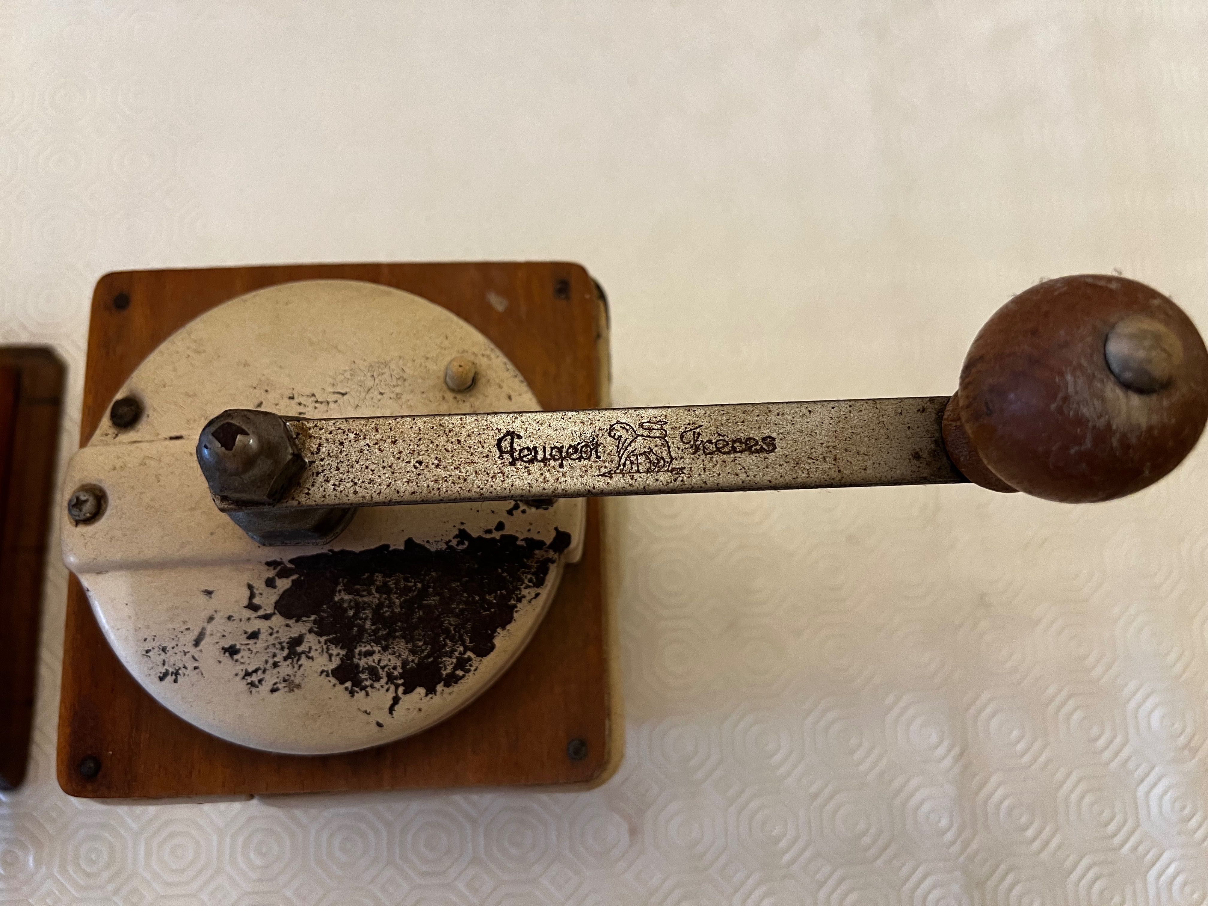 Moinhos de café antigos, um deles Peugeot Frères