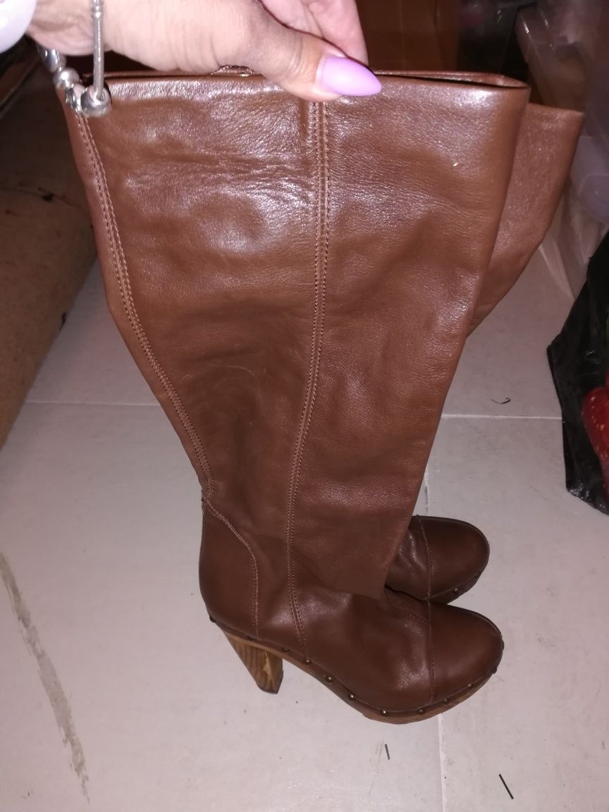 Botas de cano alto com tachas de lado Bershka nr 36