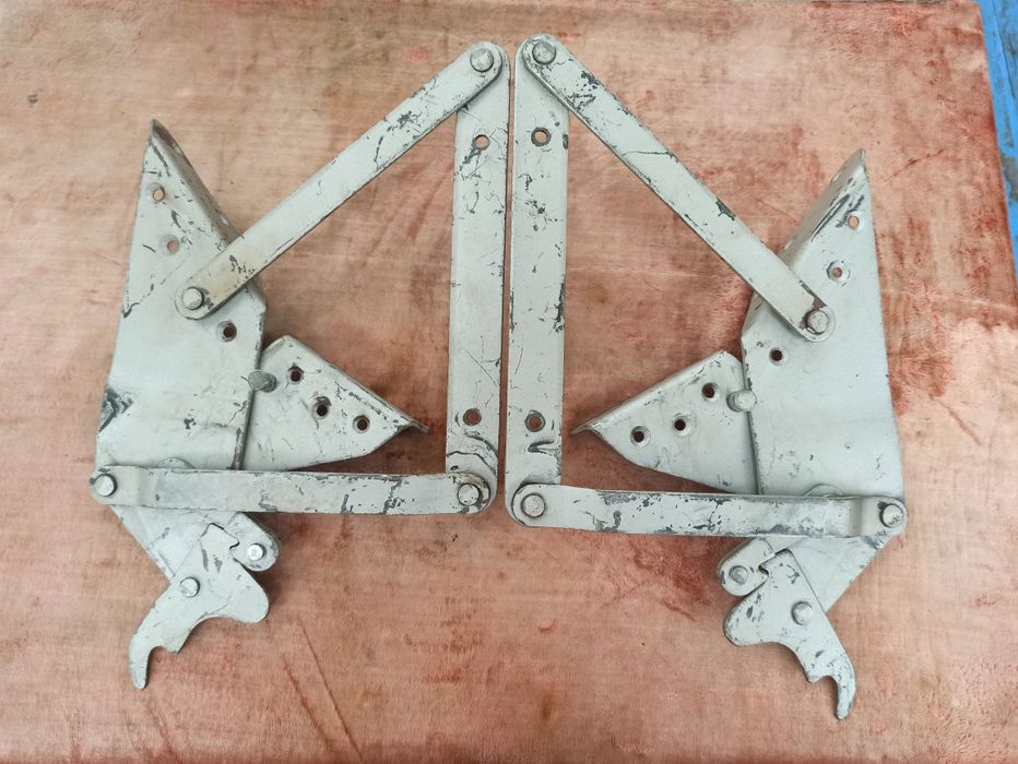 Механізм складання та розкладання дивана.