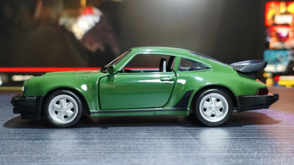 Модель автомобиля Porsche 911 Turbo 3.3 / Масштаб 1:36