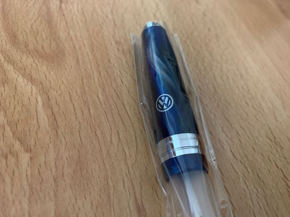 Caneta tinta permanente Recife Amber Crystal azul com inscrição VW