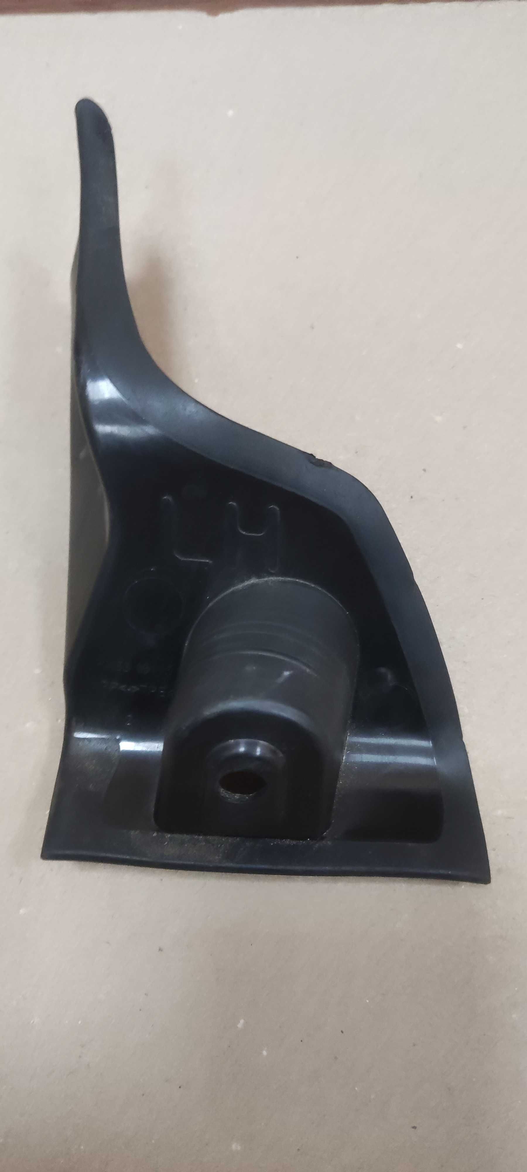Изолятор крыла передний левый HK8316115 HK8316115BA
