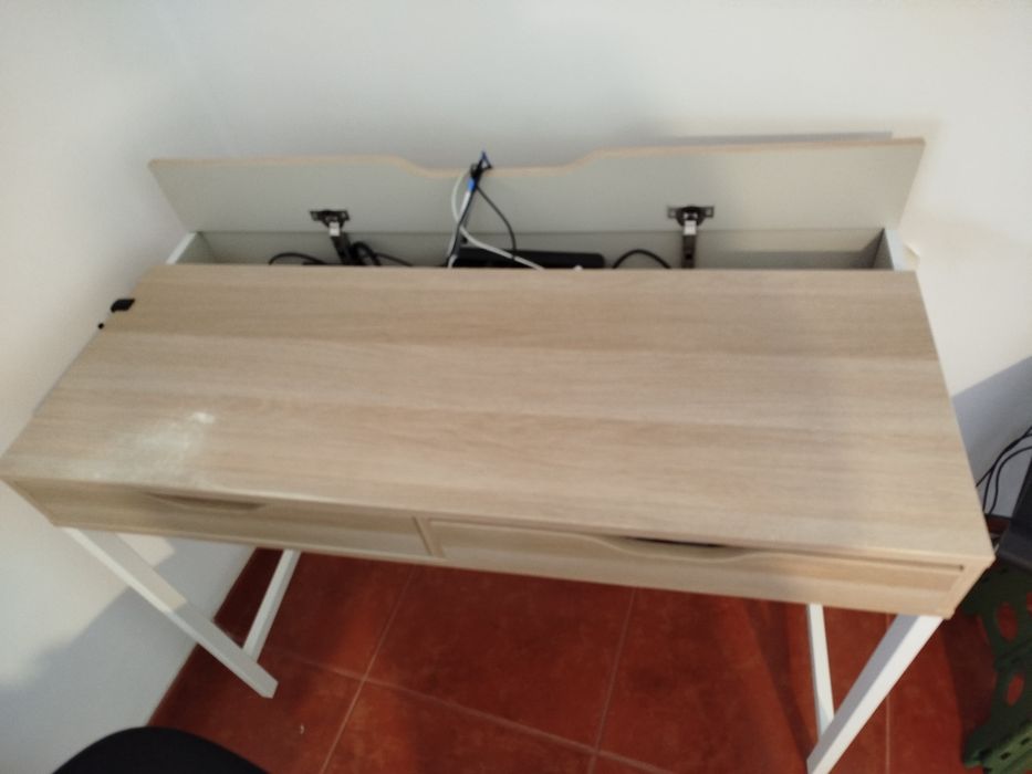 Secretária tampo em madeira e pés em ferro e cadeira giratória