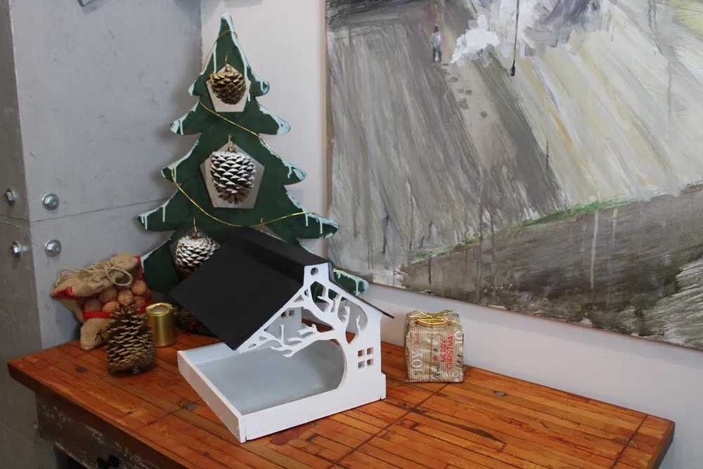 Karmik dla ptaków, oryginalny projekt, trwały daszek z blachy