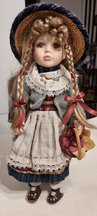 Linda boneca antiga em porcelana