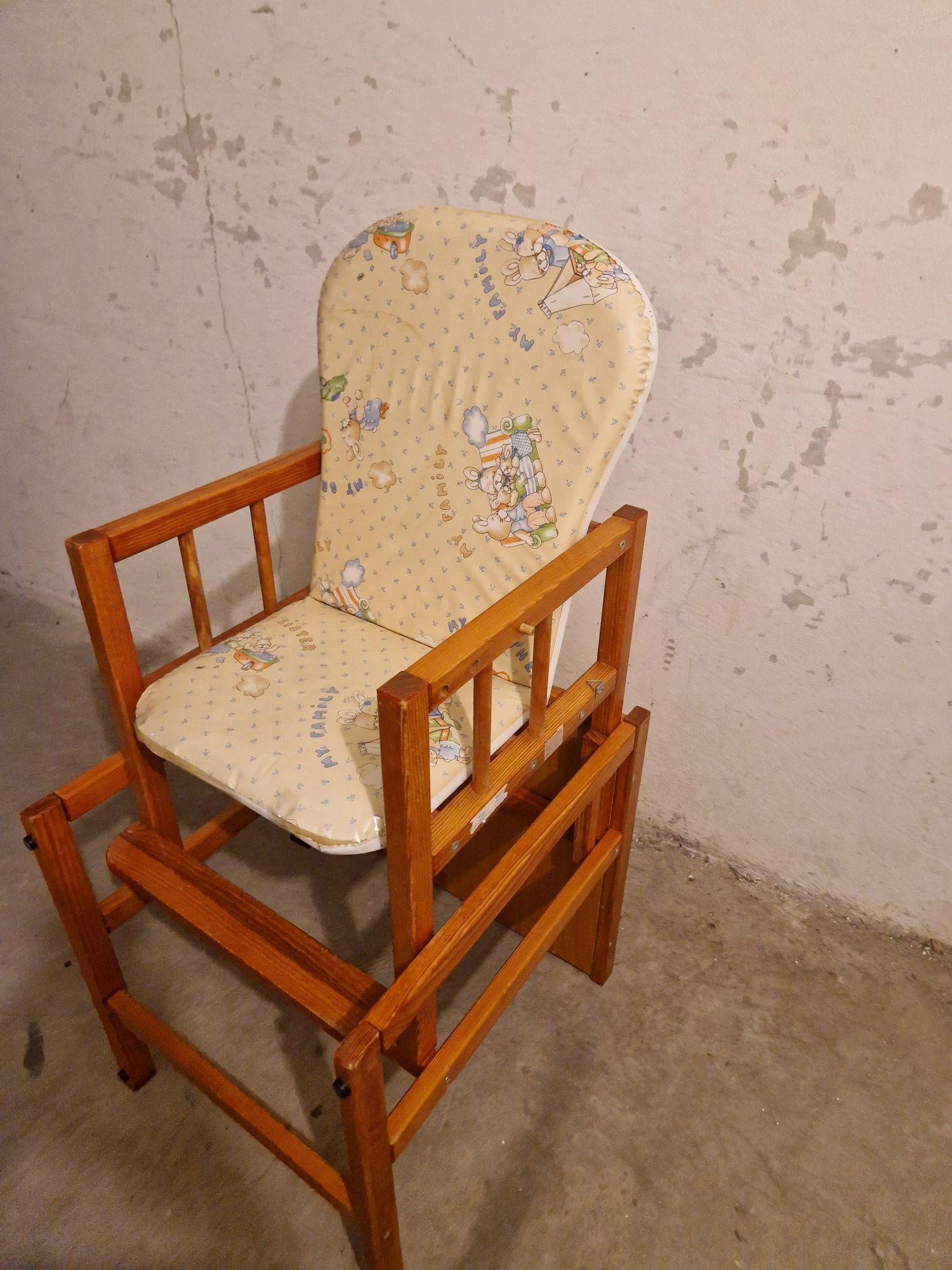 Fotelik z krzesełkiem dla dziecka do jedzenia lub karmienia