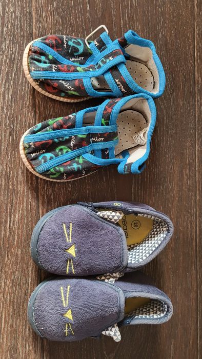 Продам сині кросівки Nike, кімнатні тапочки 20 та 21 розмір