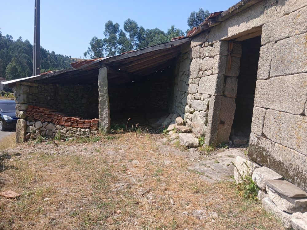 Terreno rural com casa antiga