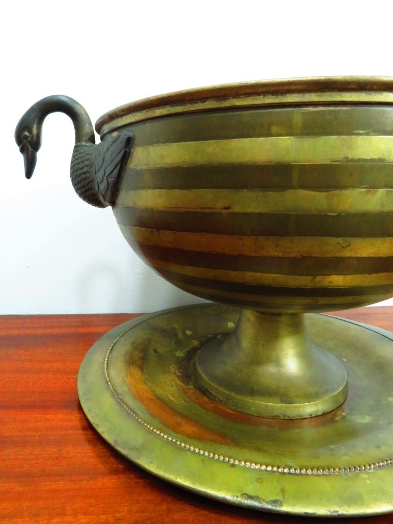 Centro de mesa com pegas em forma de gansos.