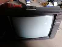 Duży stary kolorowy telewizor Grundig