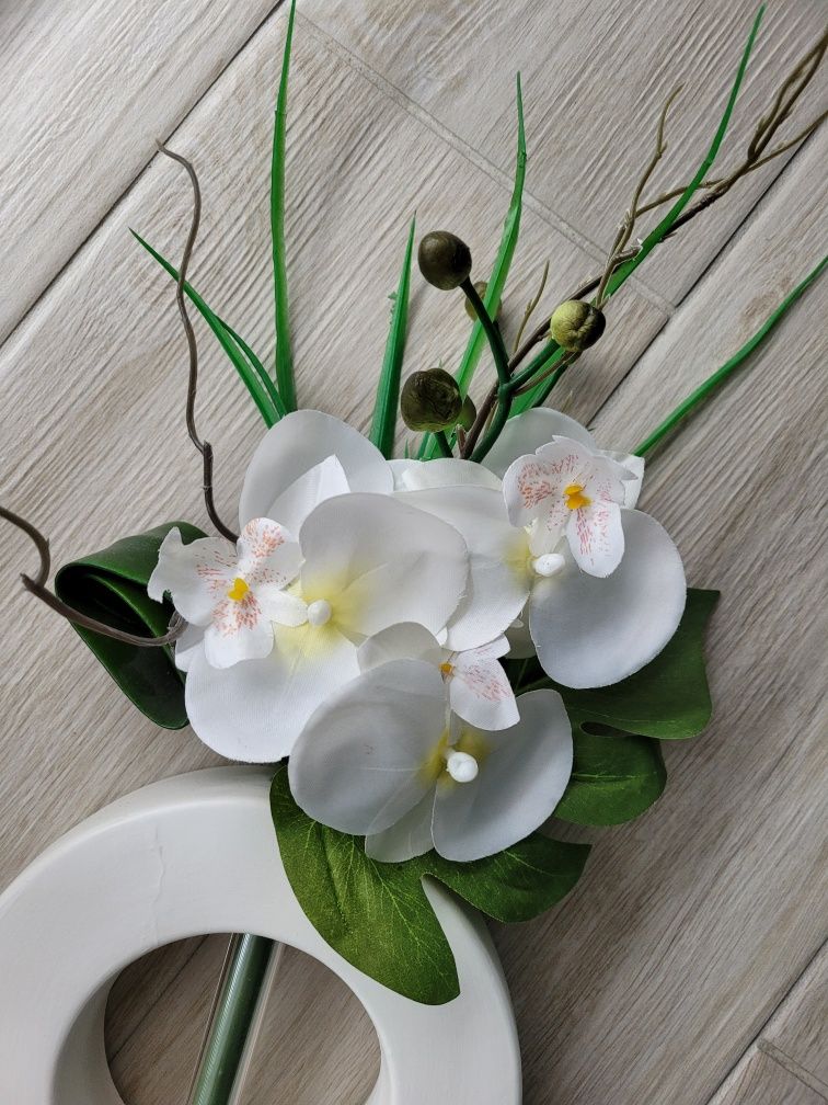 Biała sztuczna orchidea w okrągłym wazonie dekoracja sztuczne kwiaty