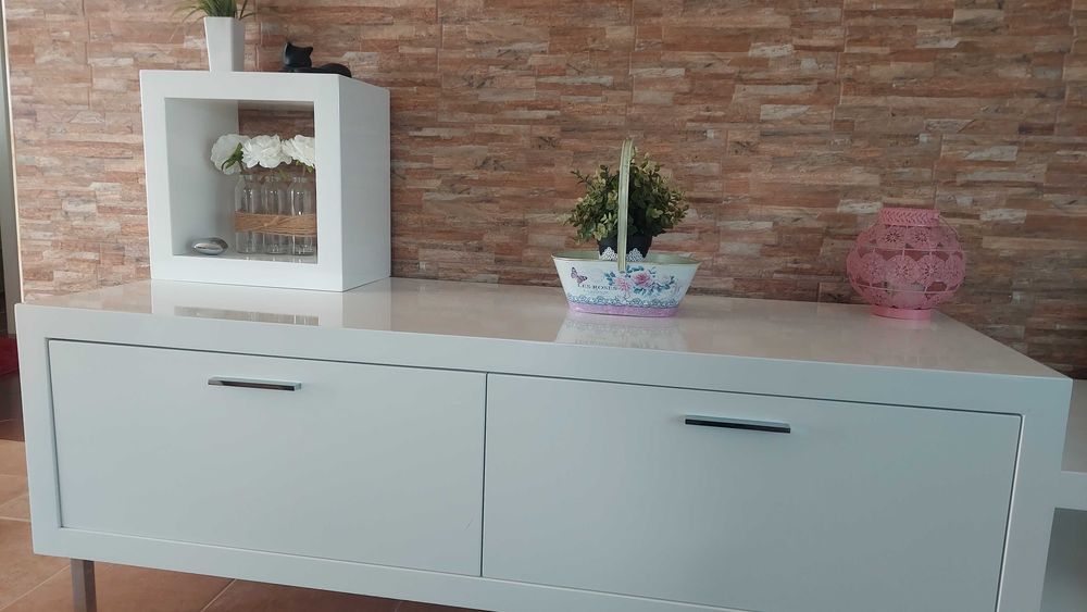 Móvel TV Lacado Br. elegante, com ótima arrumação em bom estado.