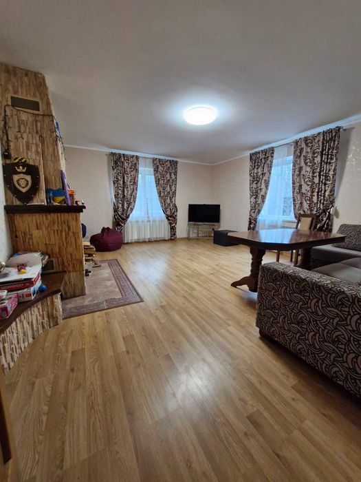 Продаж будинку 214  кв. метрів в 40 км від Києва.