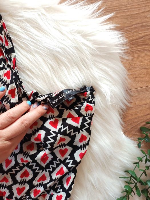 Czerwony letni wzorzysty krótki kombinezon na jedno ramię 40 l w serca