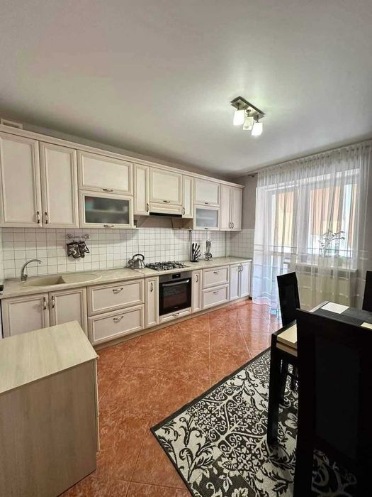 Продам 2 кімнатну великогабаритну квартиру на Кравчука