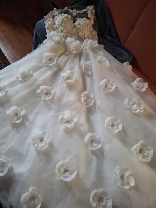 Весільна пишна а-силуетСукня з 3-д квітами. Айворі. . Сучасна Класика.