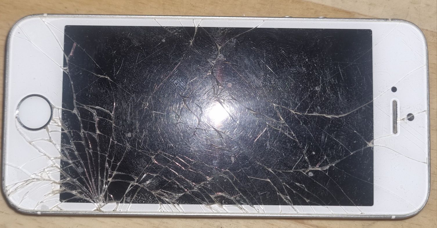 Telefon iPhone  uszkodzony