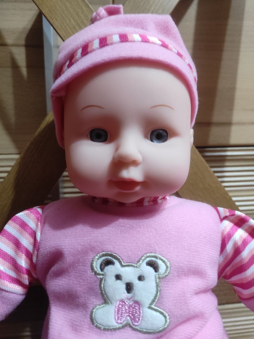 Lalka bobas w śpioszkach