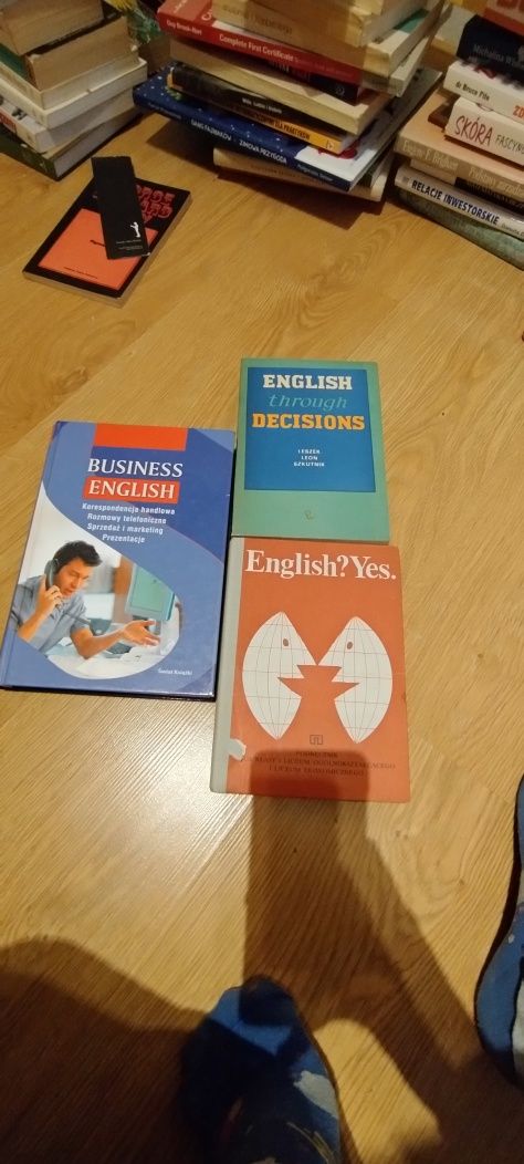 3 książki do nauki angielskiego Business english through decisions Yes