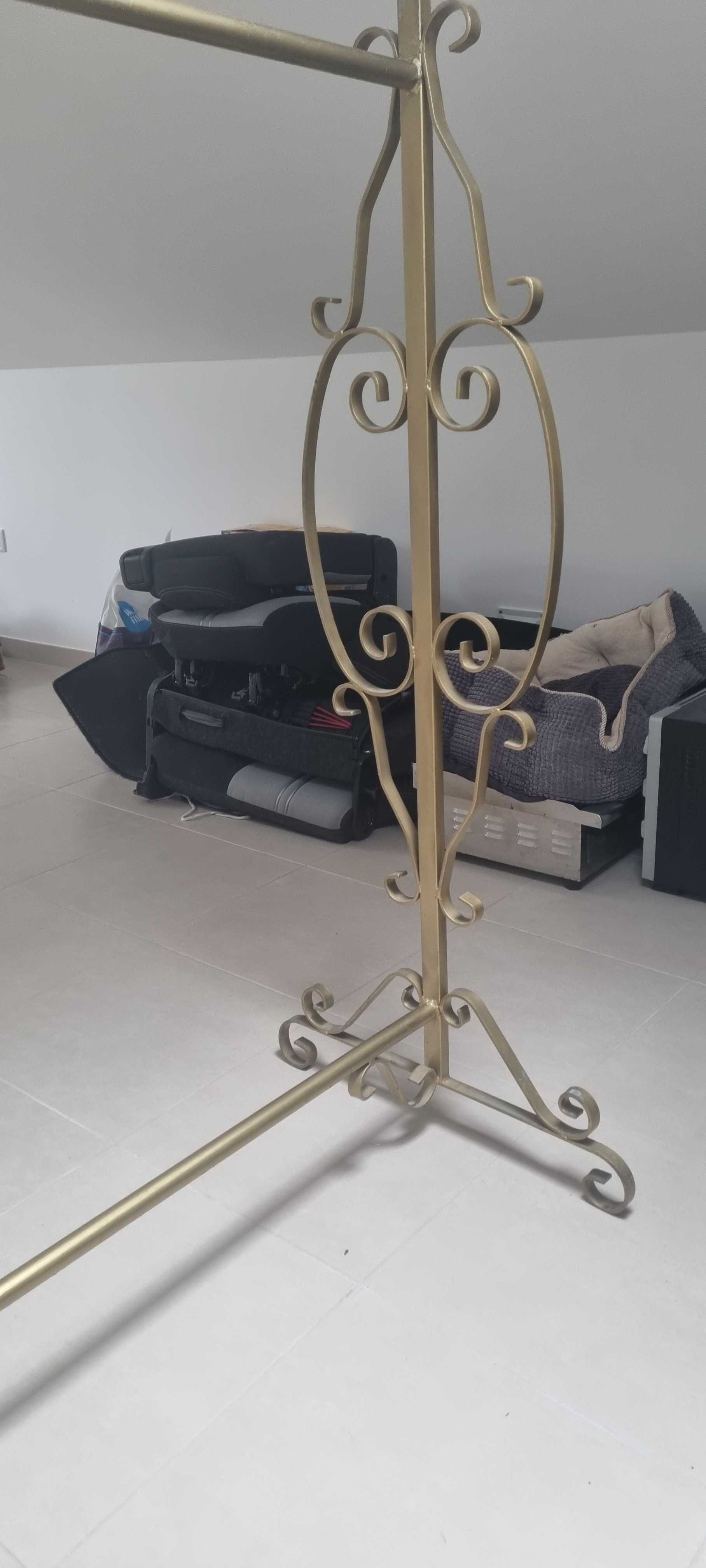 Suporte para cabides antigo