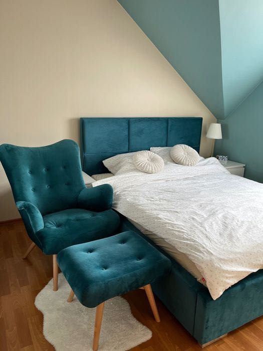 Zestaw łóżko tapicerowane z schowkiem i fotel Zele z podnóżkiem zieleń