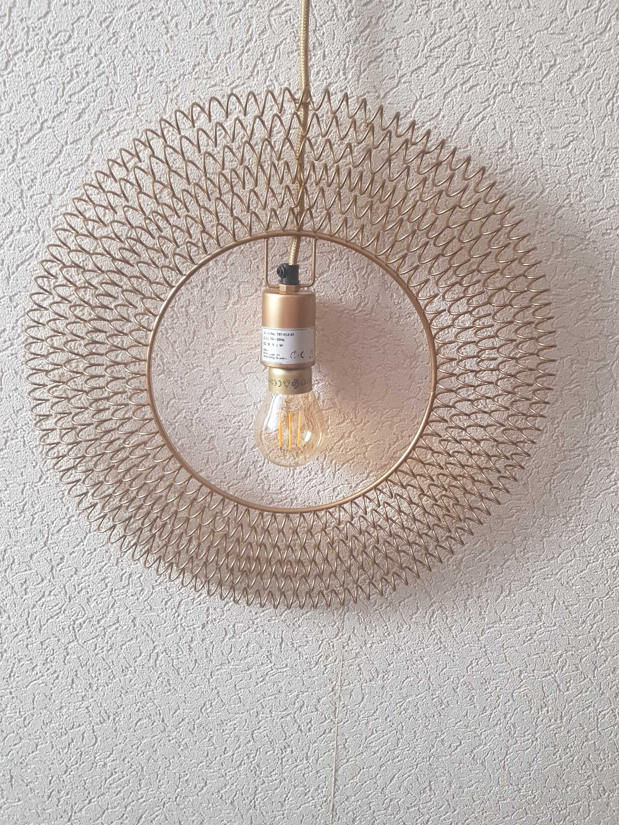 Stylowa lampa sufitowa, prosta a piękna