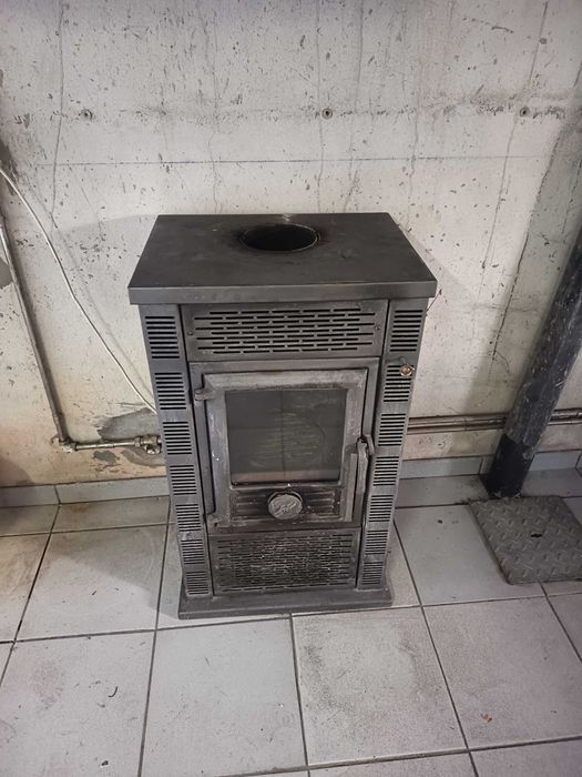 Fogão a lenha / salamandra em ferro fundido  bom estado