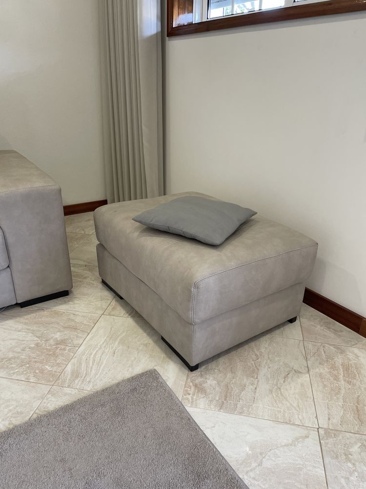 Sofa cinza extensivel com pufs