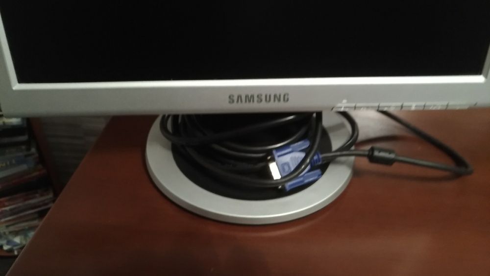 Monitor Samsung SyncMaster 701n- como novo