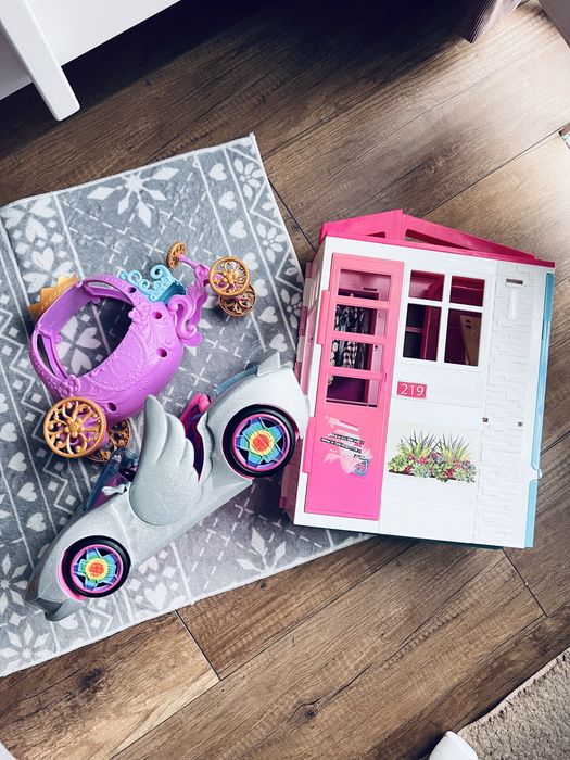 Будинок, автомобіль, карета