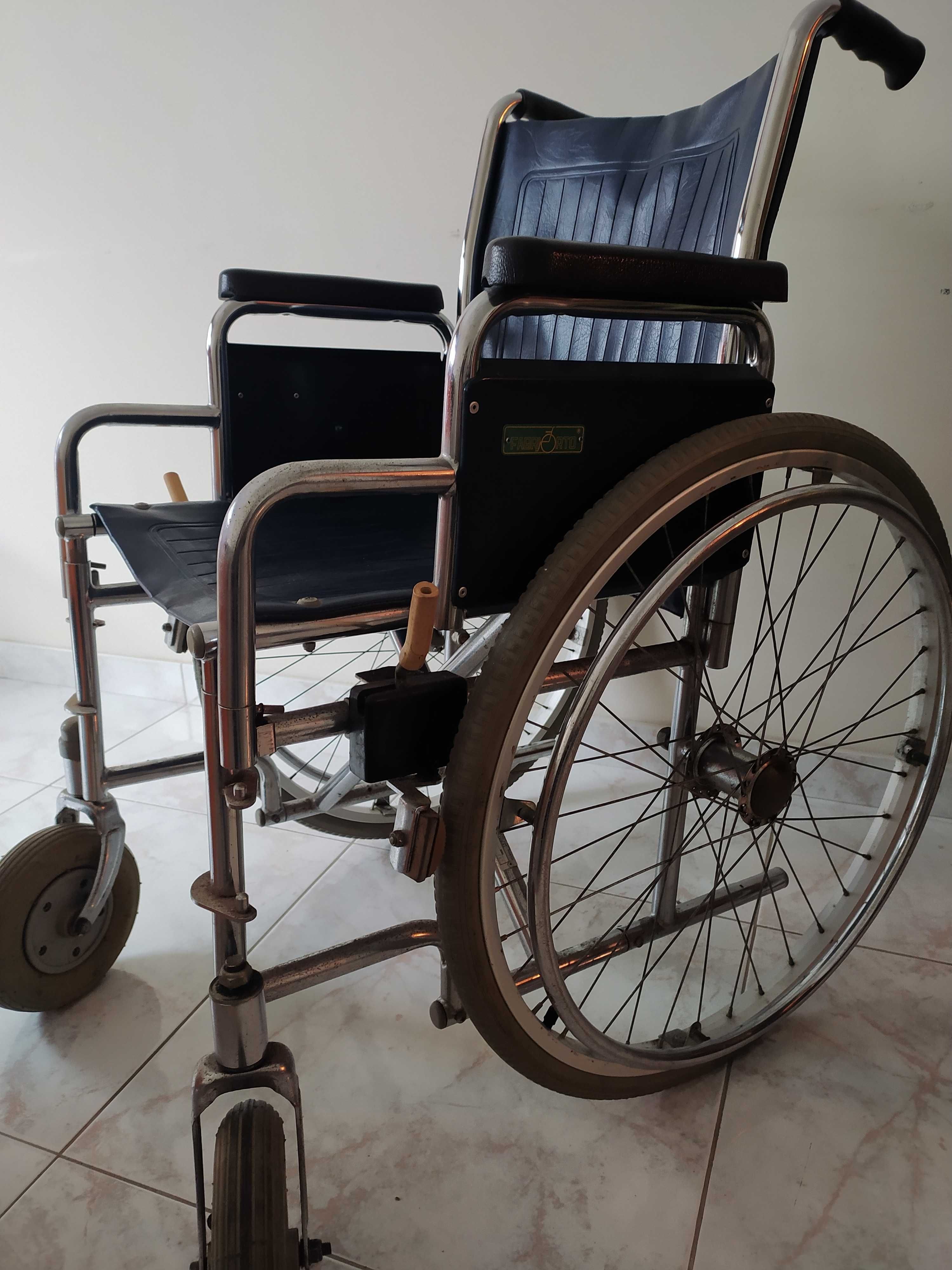 Cadeira de rodas usada