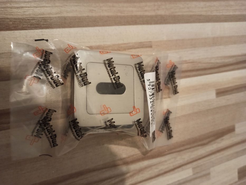 Sprzedam szyld dolny do drzwi nowy.