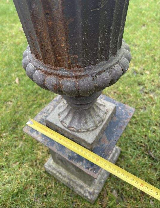 Stara pałacowa donica żeliwna na postumencie