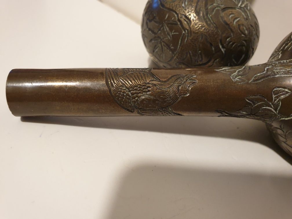 Par de antigas pesadas  jarras asiaticas em bronze cinzelado