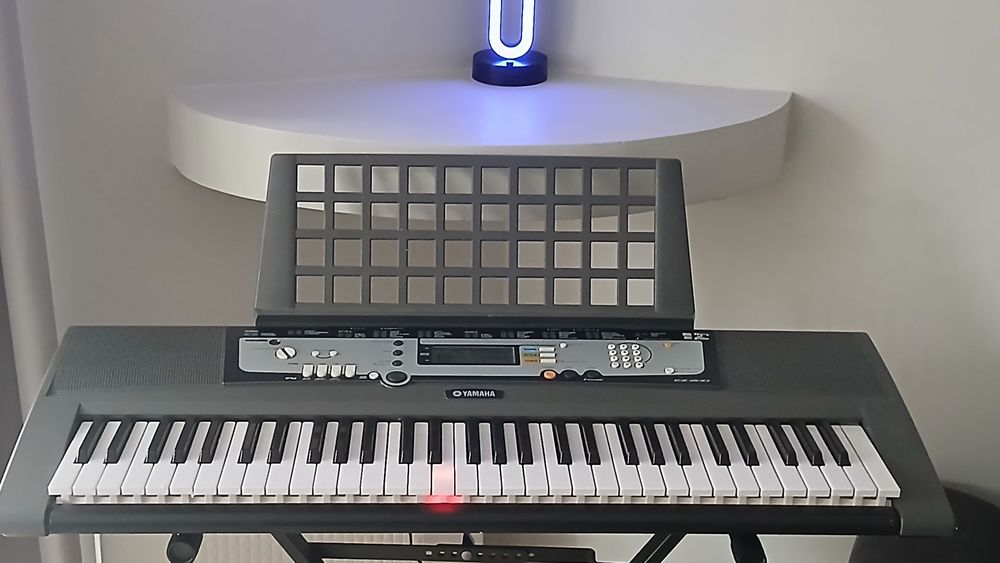 Keyboard Yamaha z podświetlaną, dynamiczną klawiaturą, MIDI komplet