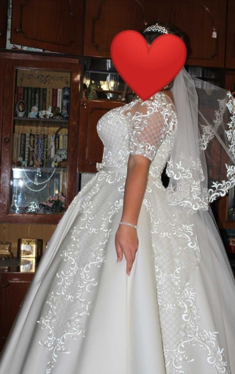 Весільне плаття чекає саме на тебе