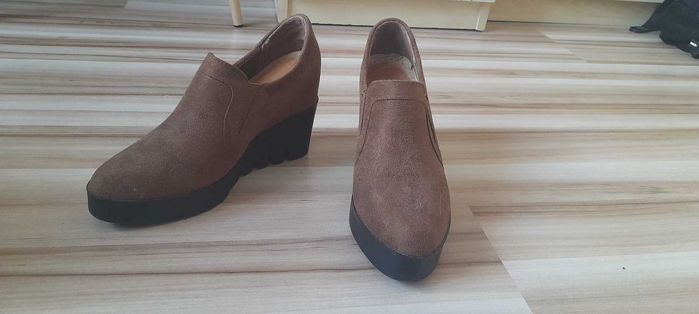 Buty damskie na koturnie i platformie