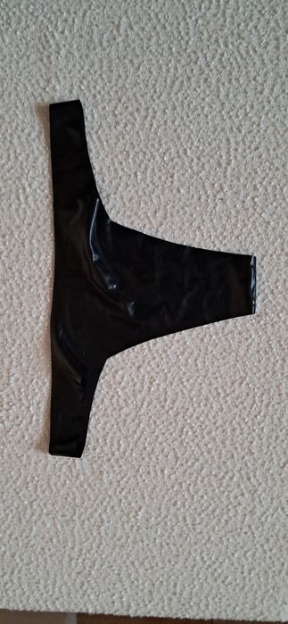 Majtki stringi z latexu 100%