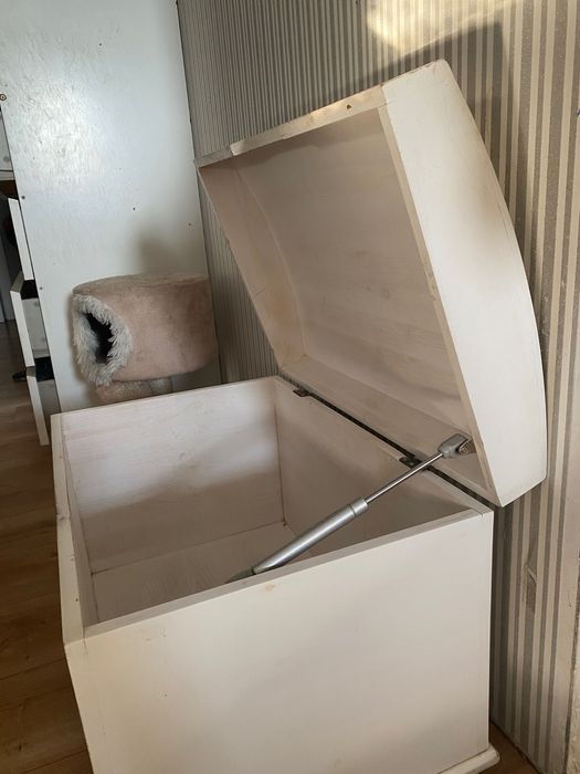 skrzynia z litego drewna