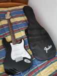 Guitarra Squier Stratocaster, Amplificador e Pedaleira Zoom G1 Four