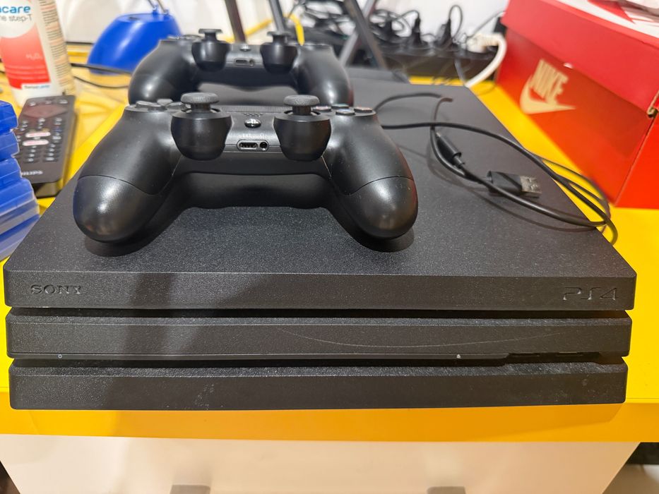 PS4 pro w stanie bardzo dobrym- cały zestaw